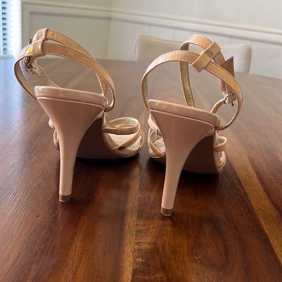 Cute strappy high heel sandals, beige patent, size 8 - Picture 6 of 9